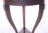 Mesa redonda de madeira nobre com 3 pernas recu... - Mesa redonda de madeira nobre com 3 pernas recurvas ligadas em platô inferior na forma triangular, pés de garras de bronze.<br><br>