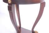 Mesa redonda de madeira nobre com 3 pernas recu... - Mesa redonda de madeira nobre com 3 pernas recurvas ligadas em platô inferior na forma triangular, pés de garras de bronze.<br><br>