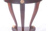 Mesa redonda de madeira nobre com 3 pernas recu... - Mesa redonda de madeira nobre com 3 pernas recurvas ligadas em platô inferior na forma triangular, pés de garras de bronze.<br><br>