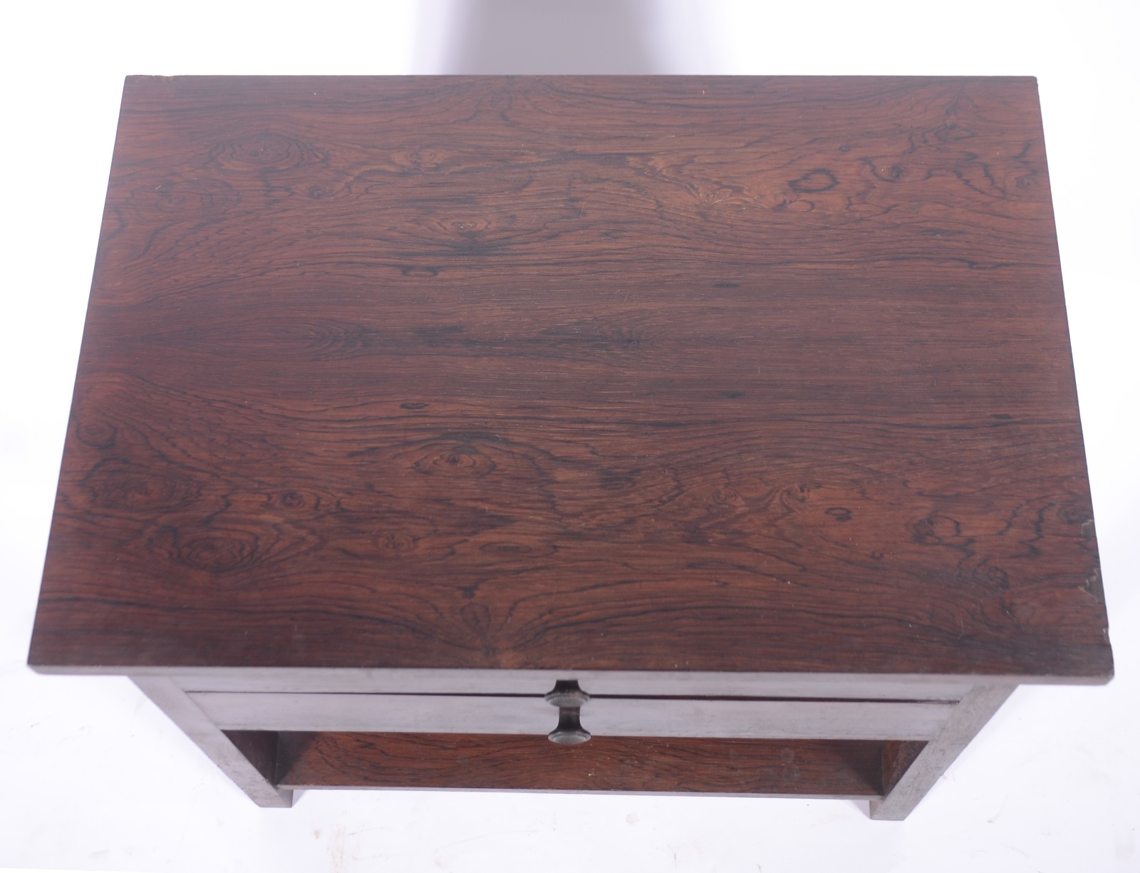 Mesa lateral de madeira nobre com 2 gavetas, pernas retas ligadas por... - foto 3 de 6