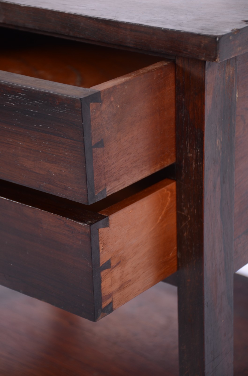 Mesa lateral de madeira nobre com 2 gavetas, pernas retas ligadas por... - foto 6 de 6