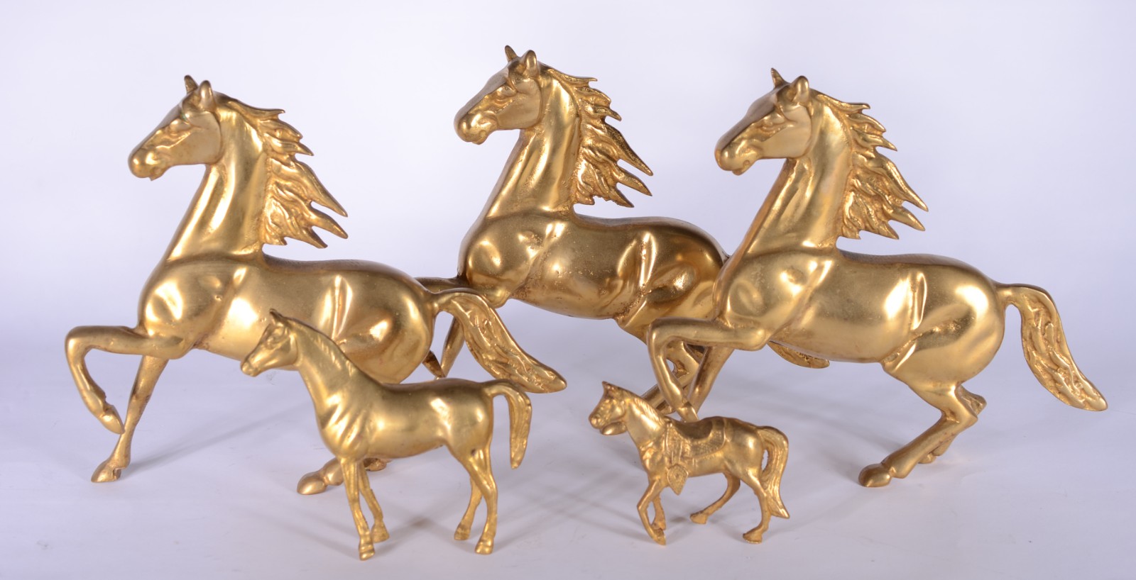 Cinco esculturas de bronze representando cavalos. - foto 1 de 3