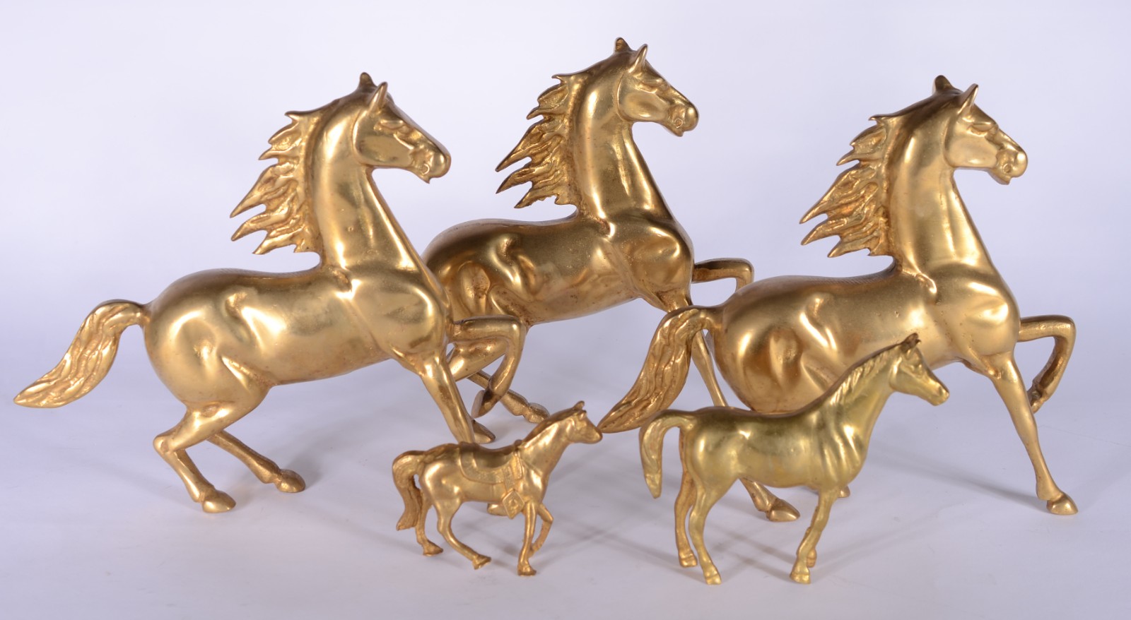 Cinco esculturas de bronze representando cavalos. - foto 2 de 3