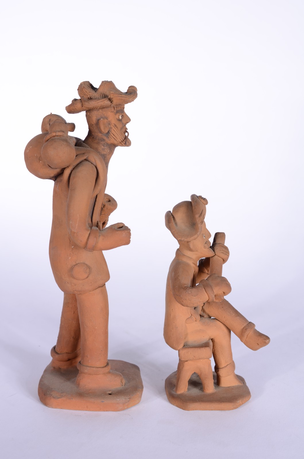 Arte Popular - Duas peças de barro cozido representando retirantes... - foto 3 de 6