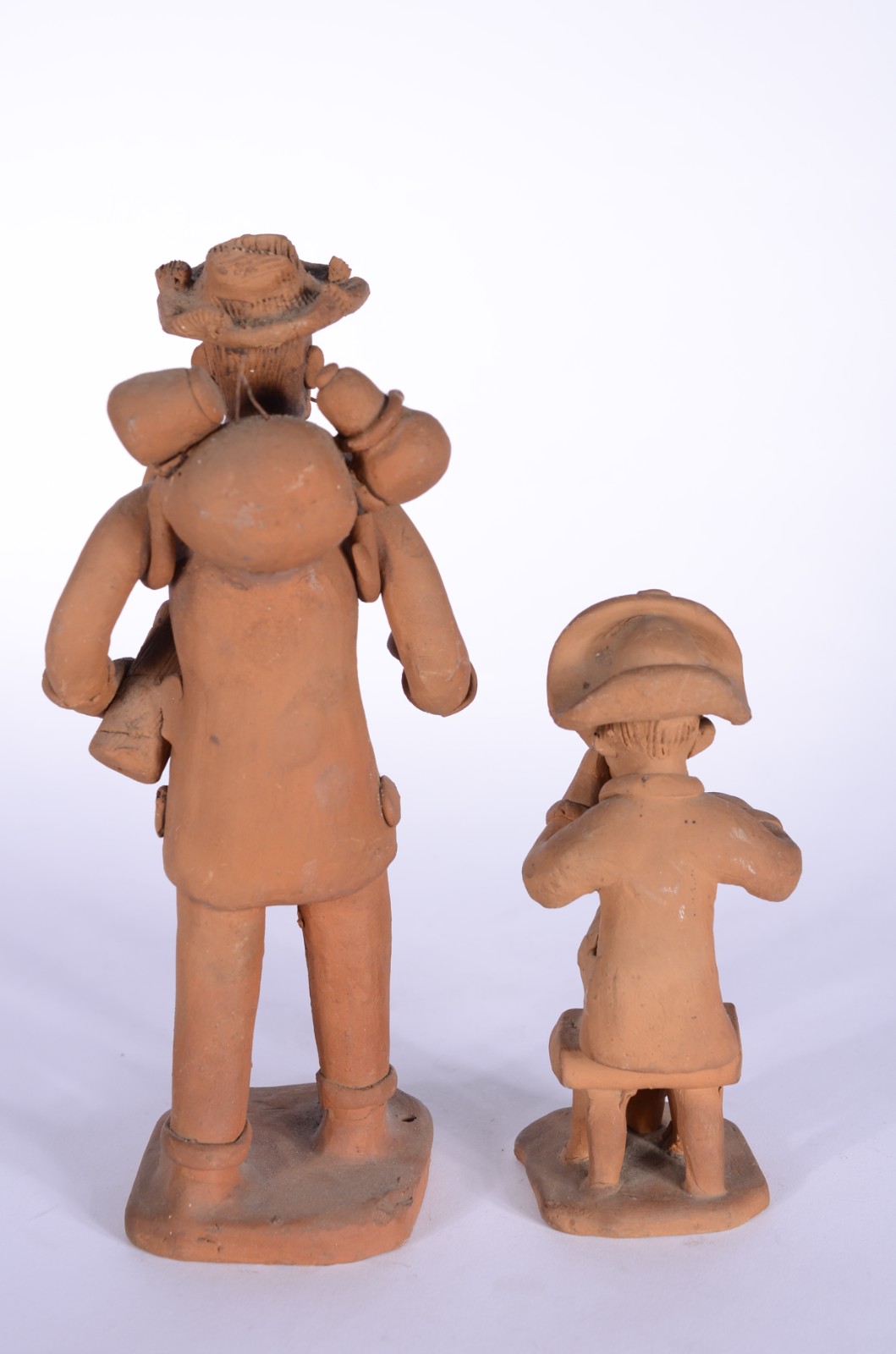 Arte Popular - Duas peças de barro cozido representando retirantes... - foto 4 de 6