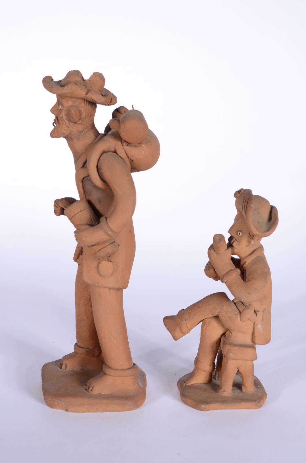 Arte Popular - Duas peças de barro cozido representando retirantes... - foto 5 de 6