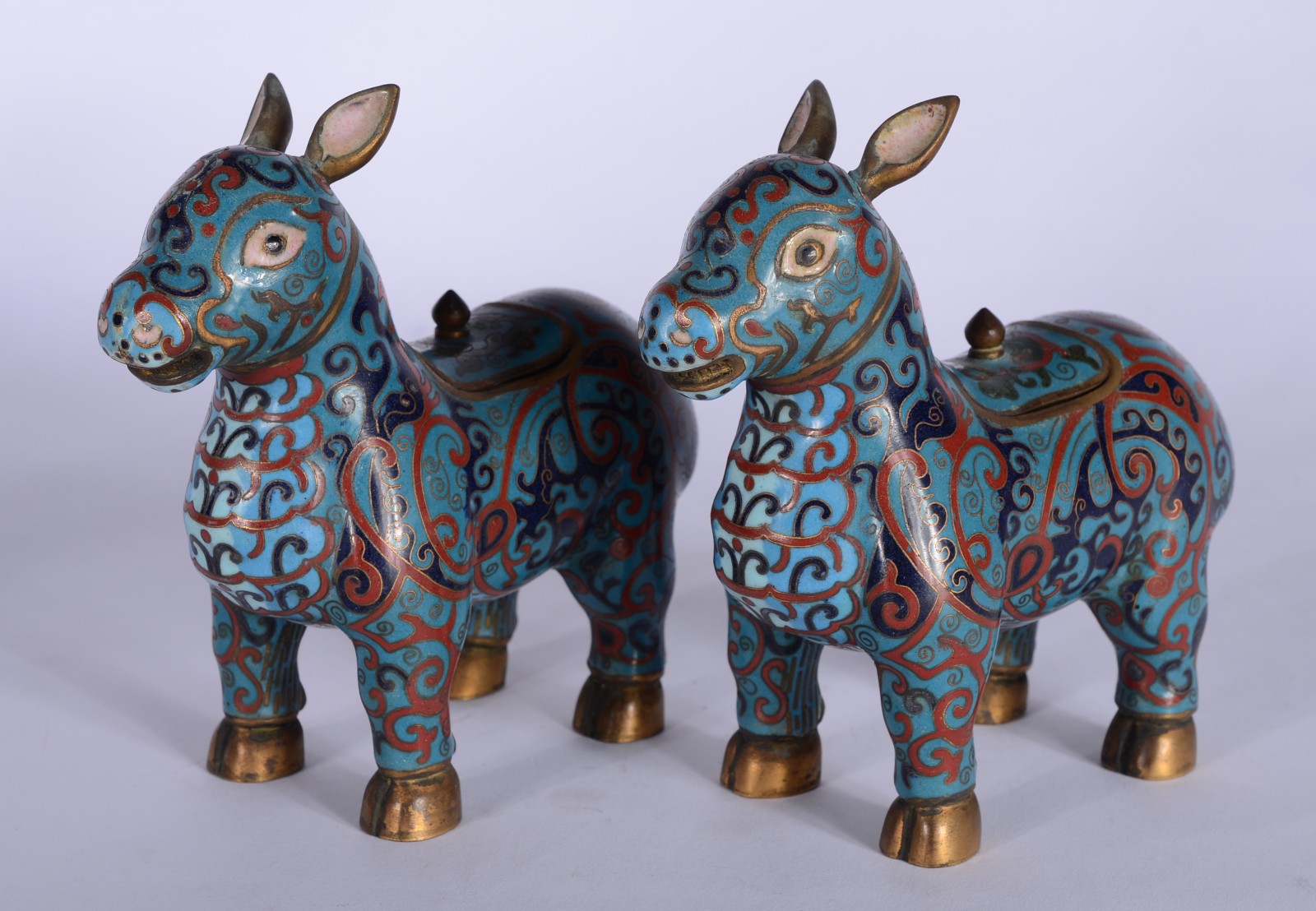 Par de cavalos de cloisonné chinês decorados com flores em policromia... - foto 1 de 7