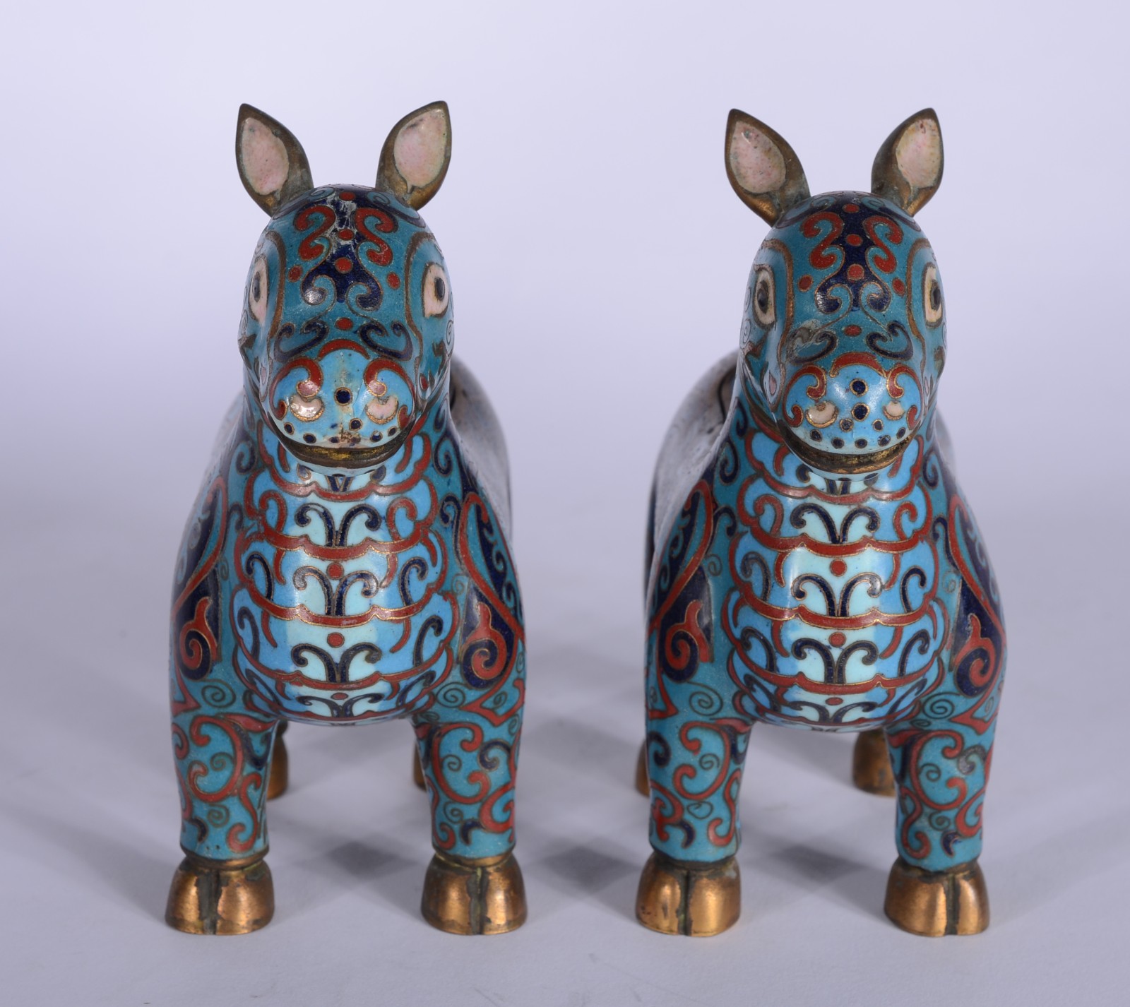 Par de cavalos de cloisonné chinês decorados com flores em policromia... - foto 2 de 7