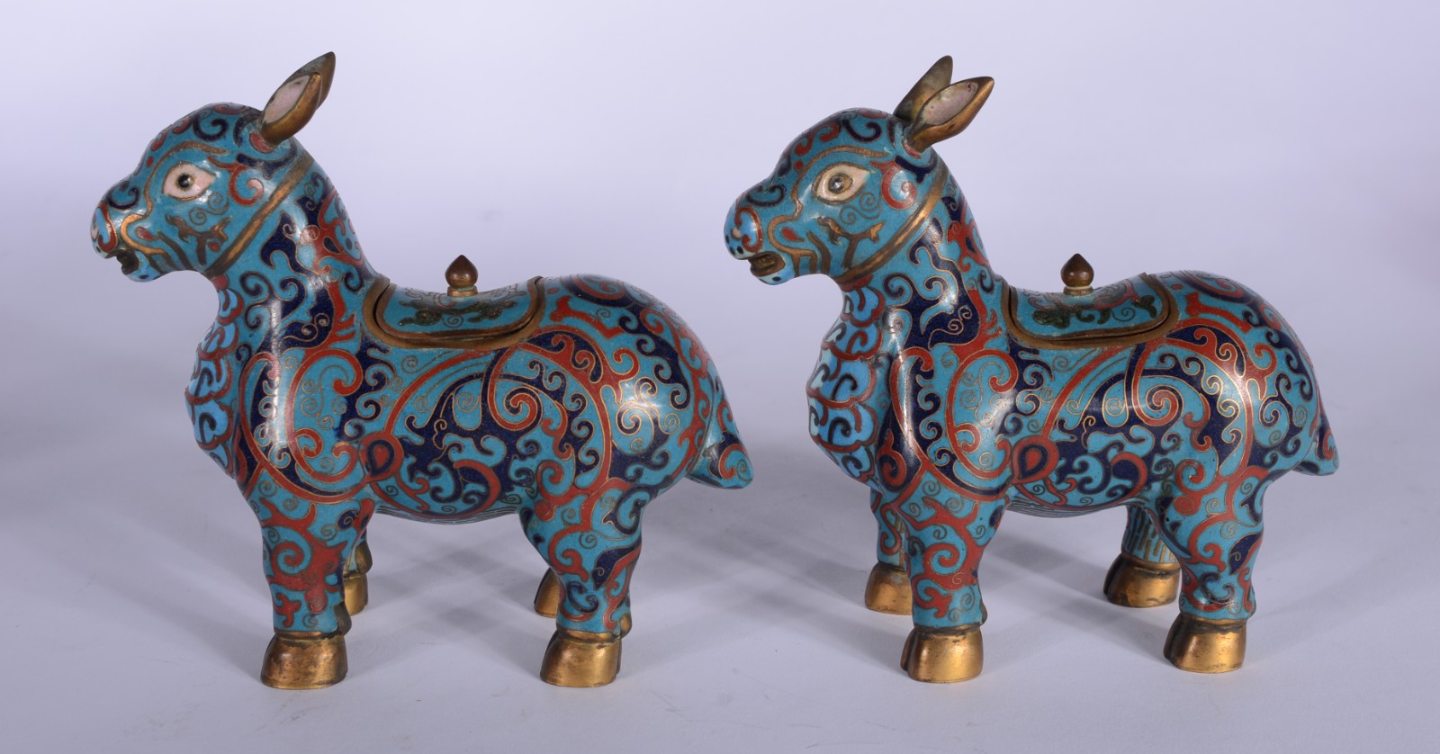 Par de cavalos de cloisonné chinês decorados com flores em policromia... - foto 3 de 7