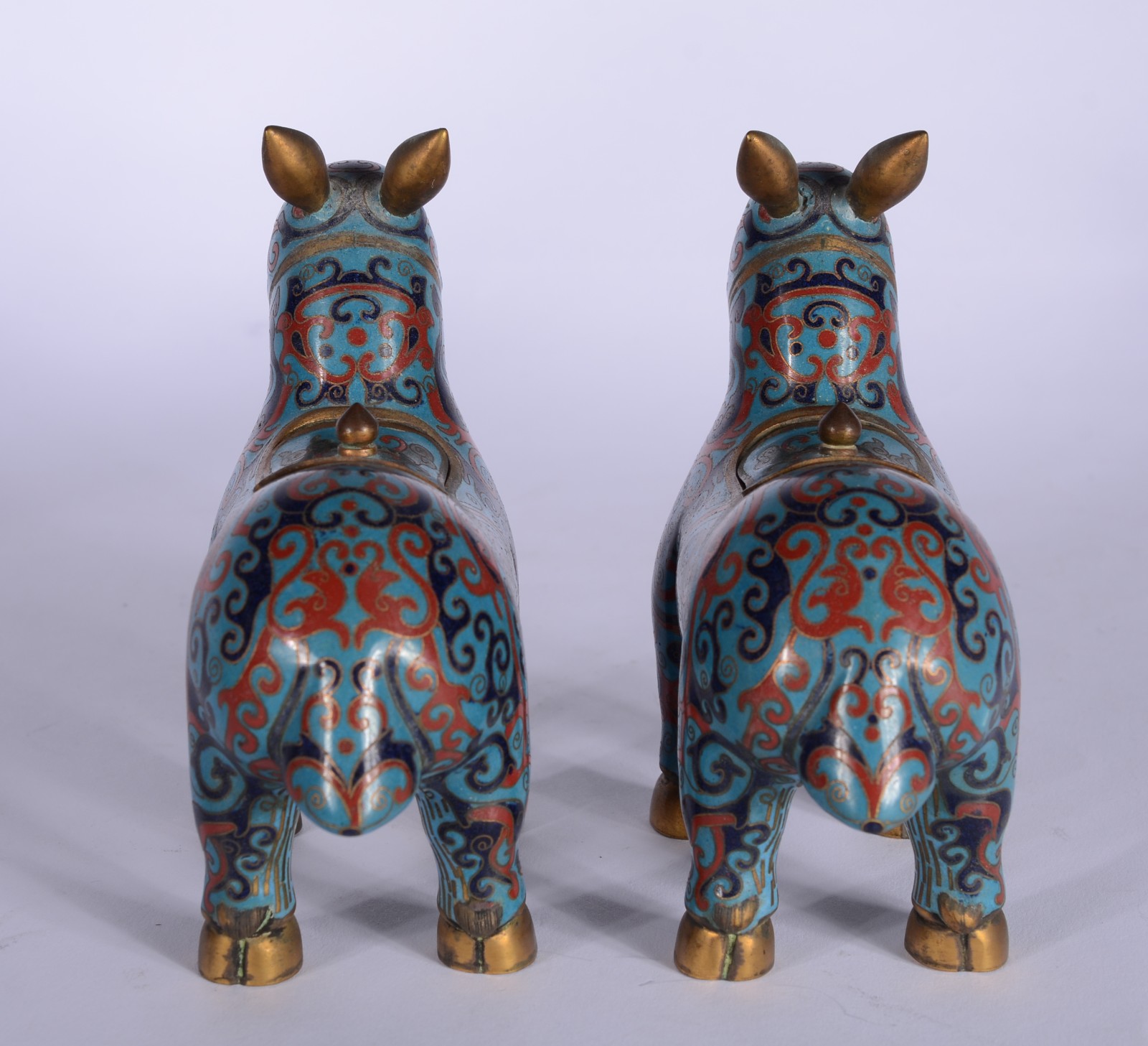 Par de cavalos de cloisonné chinês decorados com flores em policromia... - foto 4 de 7