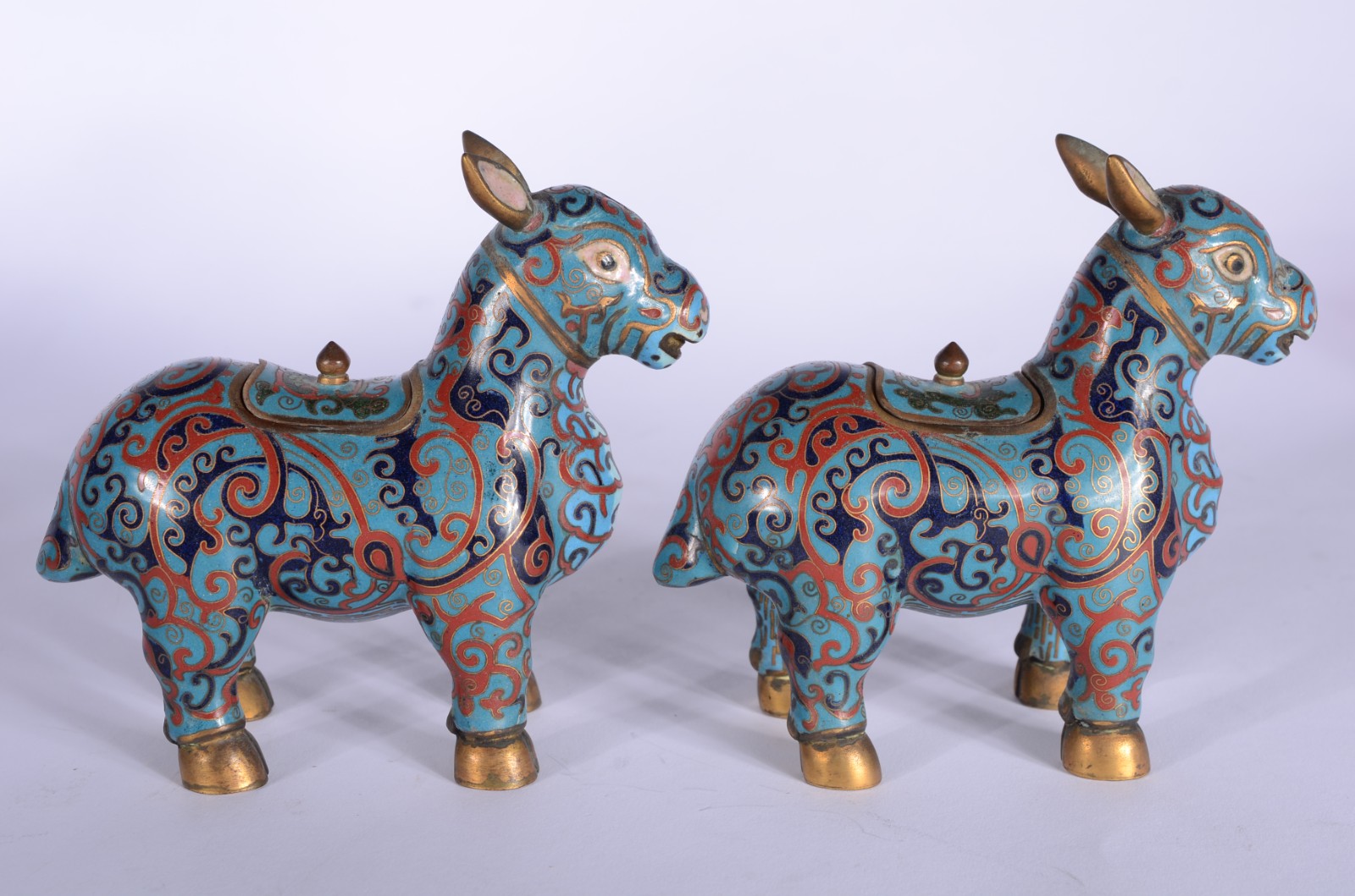 Par de cavalos de cloisonné chinês decorados com flores em policromia... - foto 5 de 7