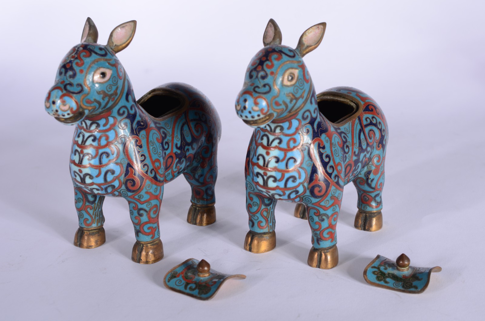 Par de cavalos de cloisonné chinês decorados com flores em policromia... - foto 6 de 7