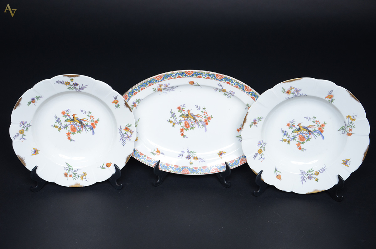 Três peças de porcelana francesa LIMOGES decorados com Ave do Paraíso... - foto 1 de 3