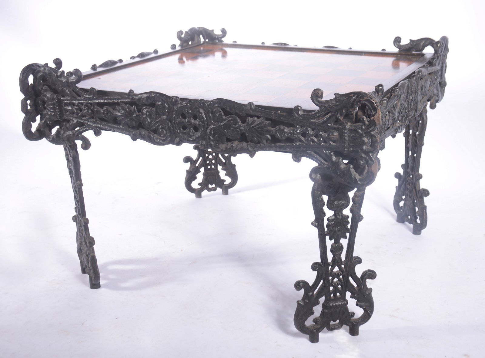 Mesa para jogo de xadrez com armação de metal e tampo de madeira... - foto 1 de 5