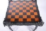Mesa para jogo de xadrez com armação de metal e... - Mesa para jogo de xadrez com armação de metal e tampo de madeira. (desgastes)