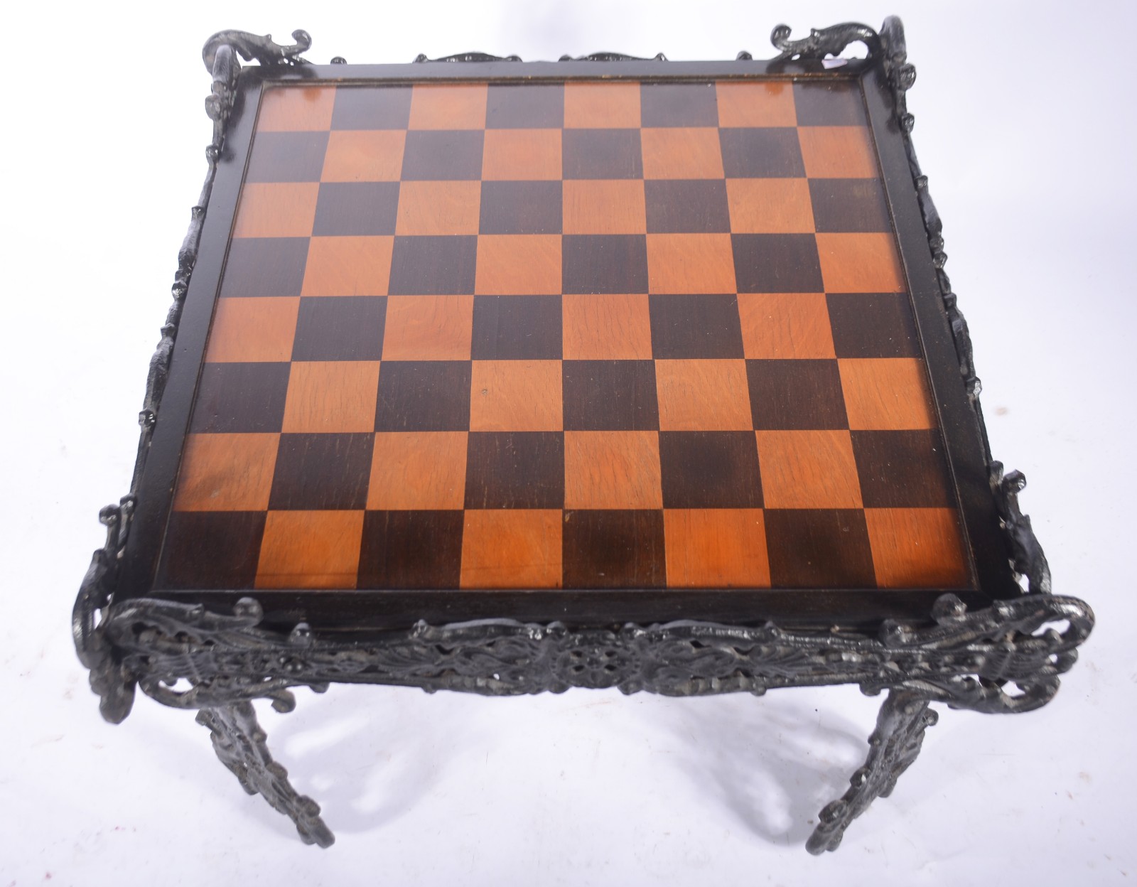 Mesa para jogo de xadrez com armação de metal e tampo de madeira... - foto 2 de 5