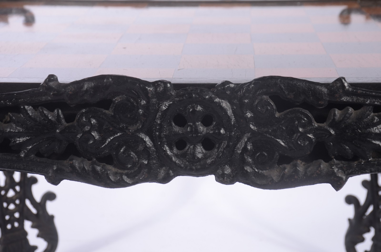 Mesa para jogo de xadrez com armação de metal e tampo de madeira... - foto 4 de 5