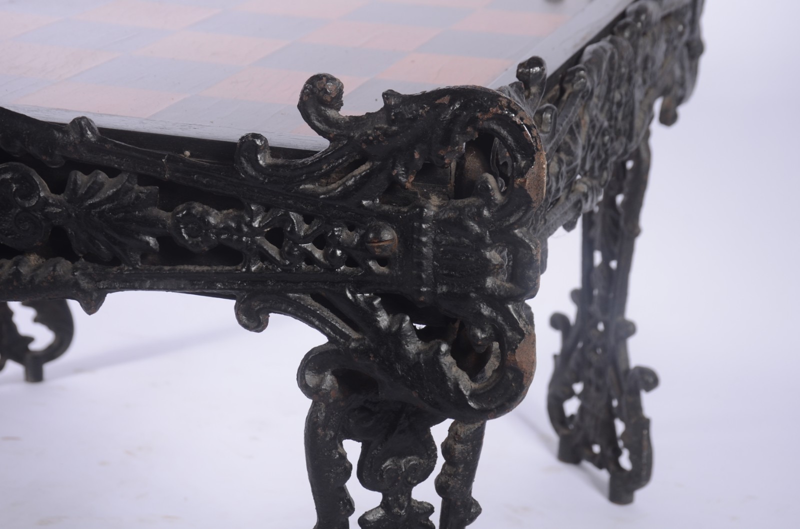 Mesa para jogo de xadrez com armação de metal e tampo de madeira... - foto 5 de 5