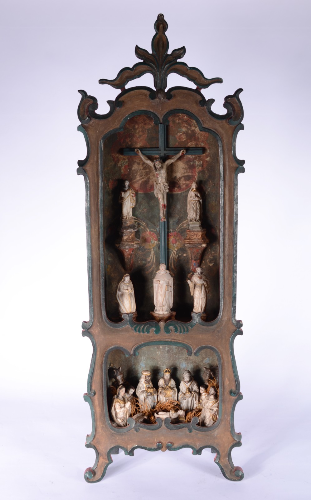 Excepcional oratório lapinha, contendo em seu interior 14 figuras em... - foto 1 de 4