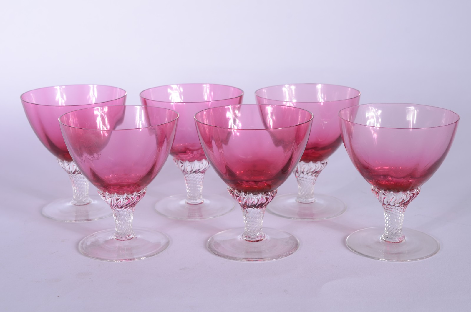 Conjunto com 6 taças para vinho de cristal rosa. - foto 1 de 3