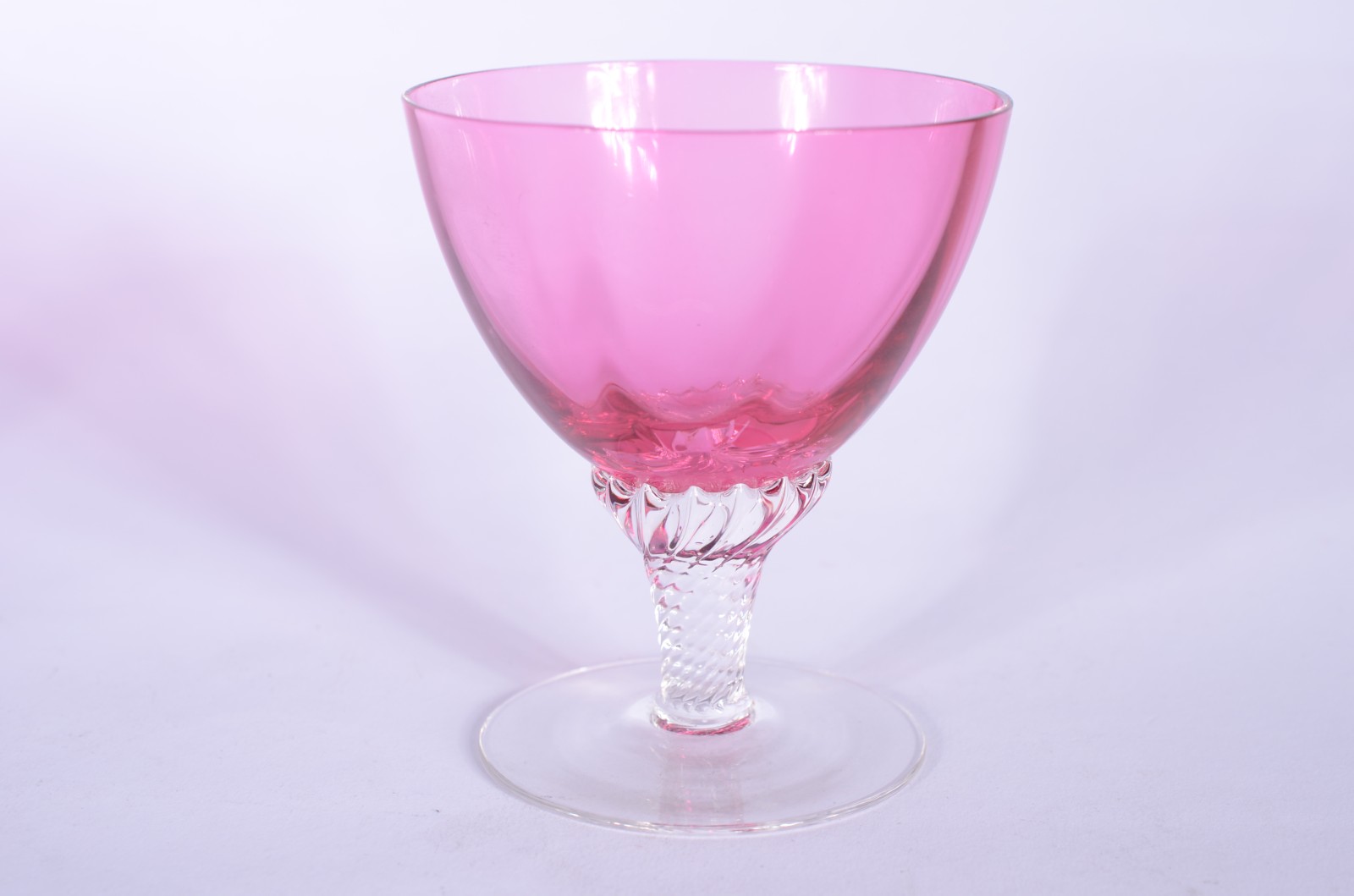 Conjunto com 6 taças para vinho de cristal rosa. - foto 2 de 3