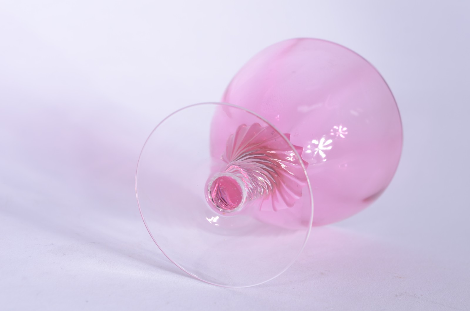 Conjunto com 6 taças para vinho de cristal rosa. - foto 3 de 3