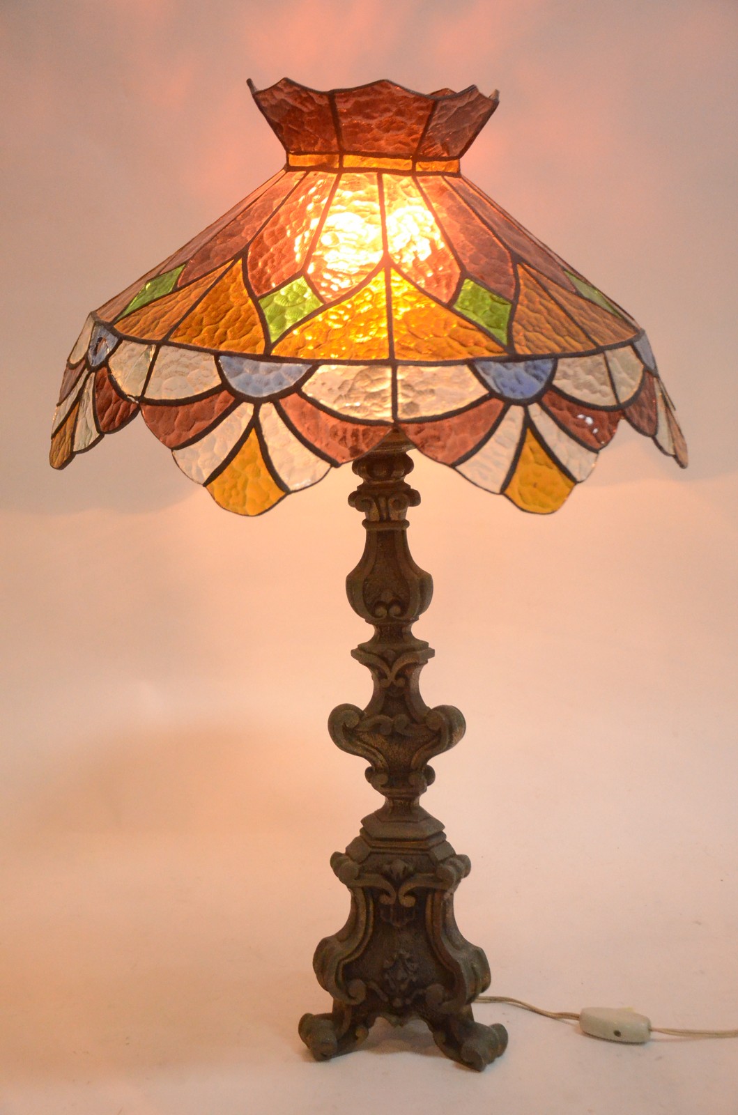 Abatjour com base de resina, cúpula com placas de vidro colorido... - foto 6 de 6