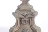 Abatjour com base de resina, cúpula com placas ... - Abatjour com base de resina, cúpula com placas de vidro colorido (parte superior com placas coladas com durepox e placa quebrada). Desgastes.