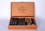 Le cigar,  - Estojo de madeira com charutos e acessórios. Desgastes.
