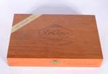 Le cigar,  - Estojo de madeira com charutos e acessórios. Desgastes.