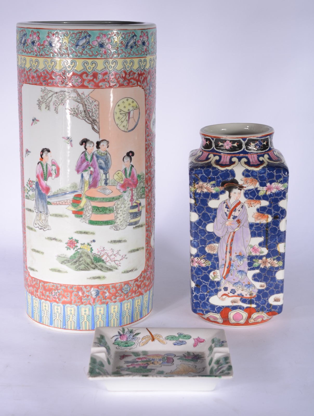 Três peças de porcelana oriental, sendo: cinzeiro, bengaleiro e vaso... - foto 1 de 11