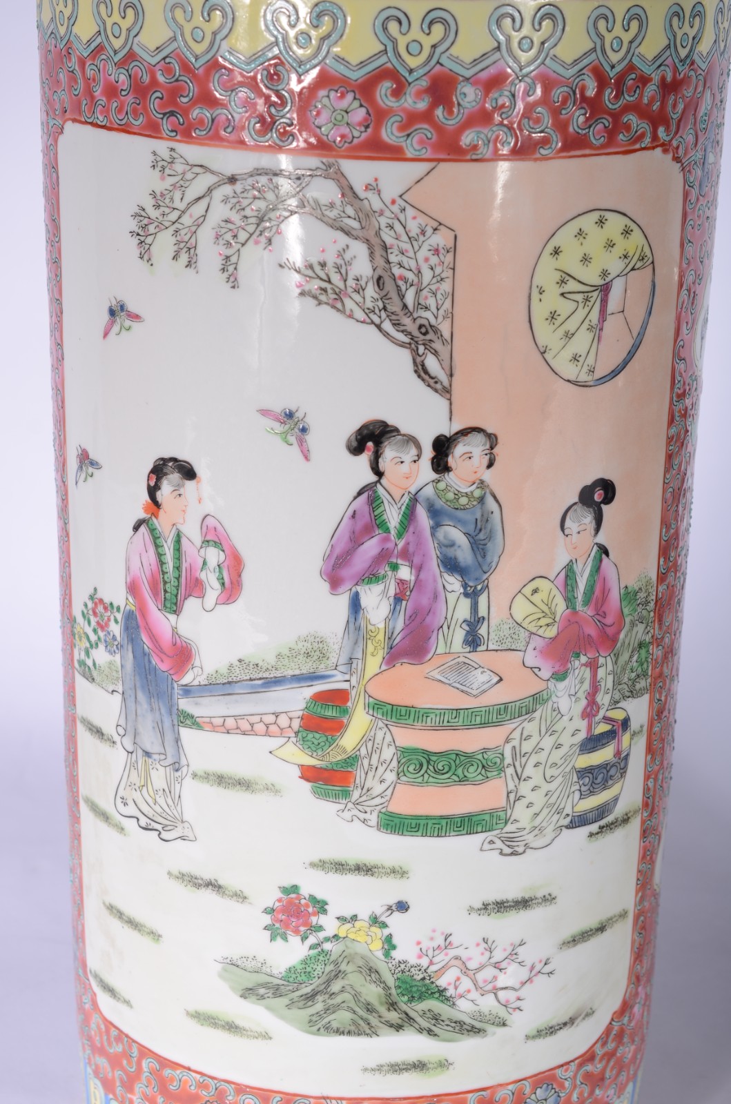 Três peças de porcelana oriental, sendo: cinzeiro, bengaleiro e vaso... - foto 2 de 11