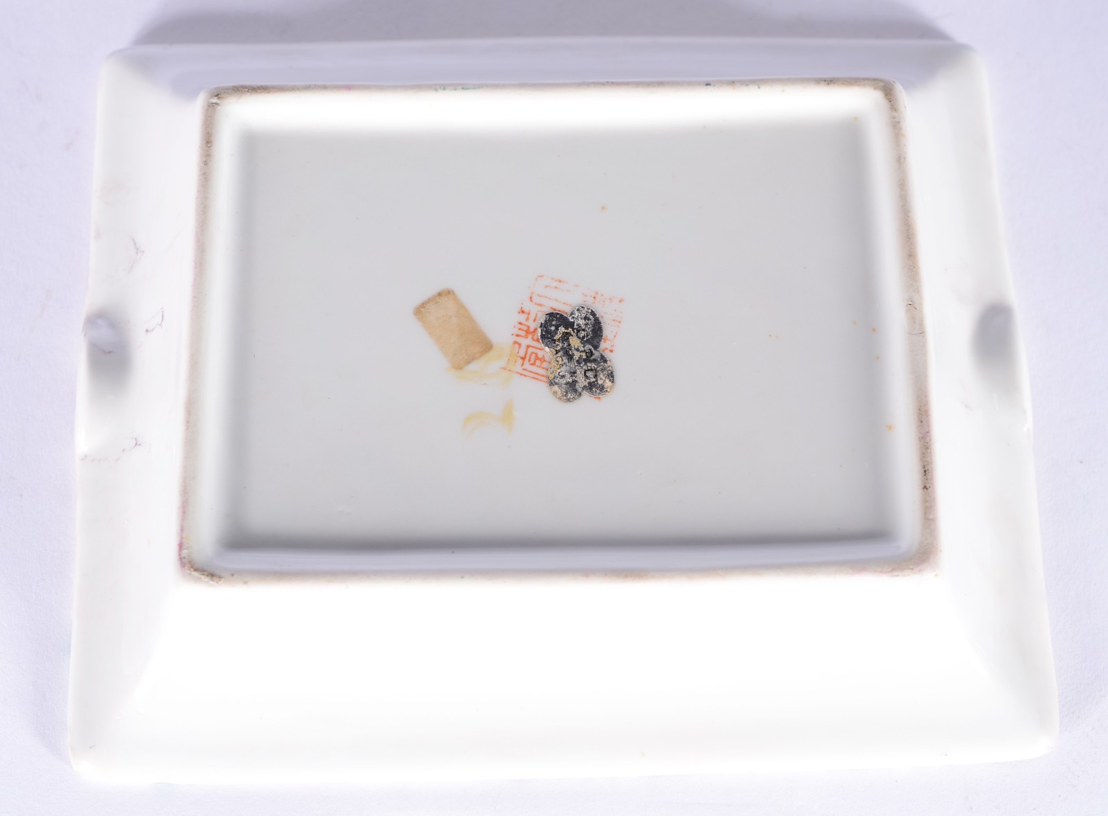 Três peças de porcelana oriental, sendo: cinzeiro, bengaleiro e vaso... - foto 7 de 11
