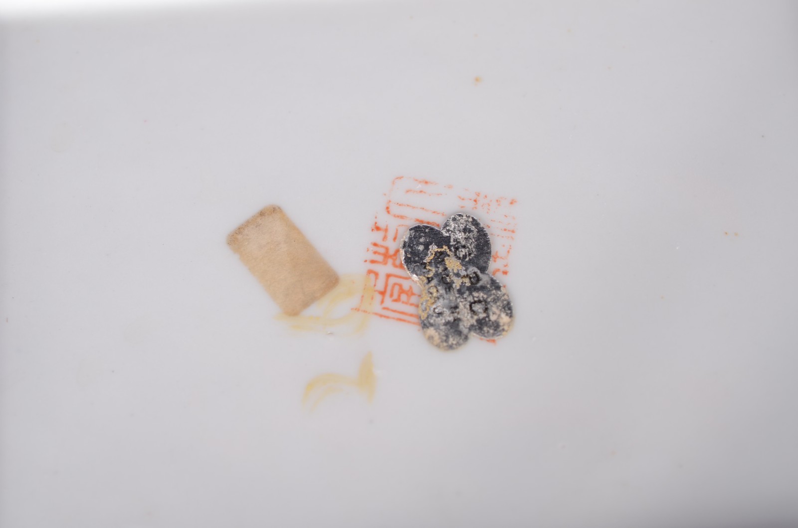 Três peças de porcelana oriental, sendo: cinzeiro, bengaleiro e vaso... - foto 8 de 11