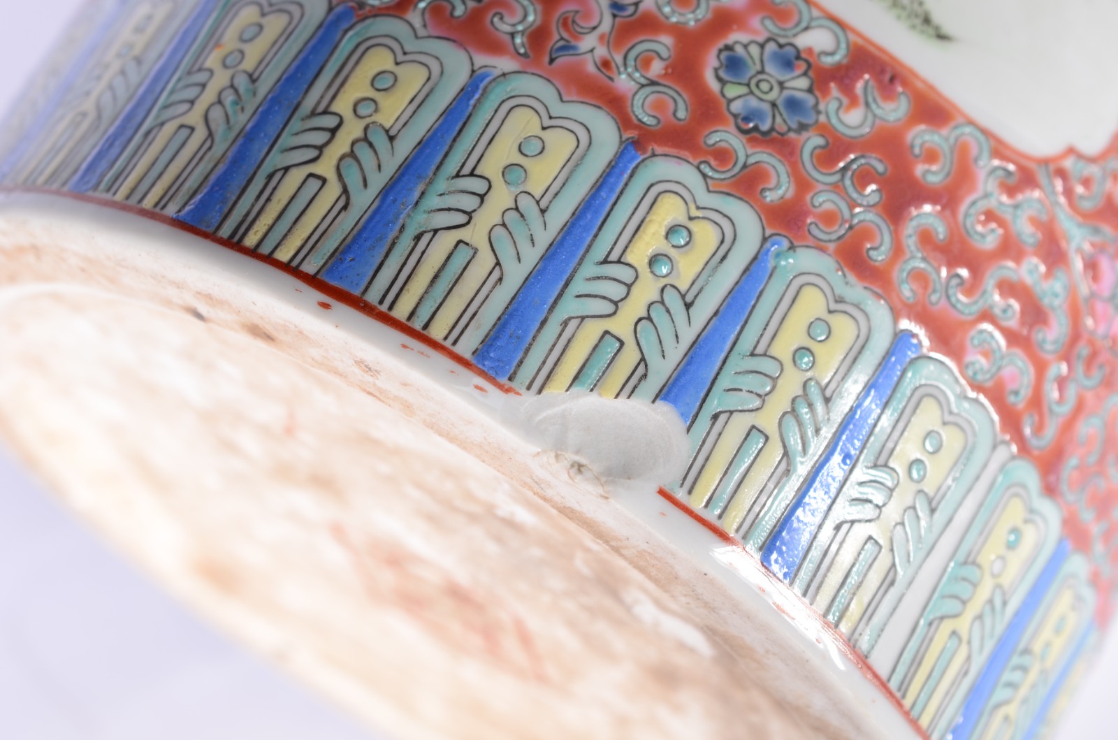 Três peças de porcelana oriental, sendo: cinzeiro, bengaleiro e vaso... - foto 9 de 11