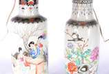 Par de abatjoures de porcelana oriental, base d... - Par de abatjoures de porcelana oriental, base de madeira (bases coladas). Um deles com quebrado e um colado no gargalo.