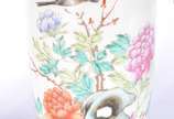 Par de abatjoures de porcelana oriental, base d... - Par de abatjoures de porcelana oriental, base de madeira (bases coladas). Um deles com quebrado e um colado no gargalo.