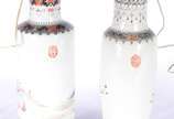 Par de abatjoures de porcelana oriental, base d... - Par de abatjoures de porcelana oriental, base de madeira (bases coladas). Um deles com quebrado e um colado no gargalo.