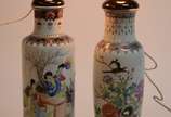 Par de abatjoures de porcelana oriental, base d... - Par de abatjoures de porcelana oriental, base de madeira (bases coladas). Um deles com quebrado e um colado no gargalo.
