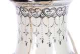Par de abatjoures de porcelana oriental, base d... - Par de abatjoures de porcelana oriental, base de madeira (bases coladas). Um deles com quebrado e um colado no gargalo.
