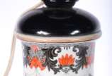 Par de abatjoures de porcelana oriental, base d... - Par de abatjoures de porcelana oriental, base de madeira (bases coladas). Um deles com quebrado e um colado no gargalo.