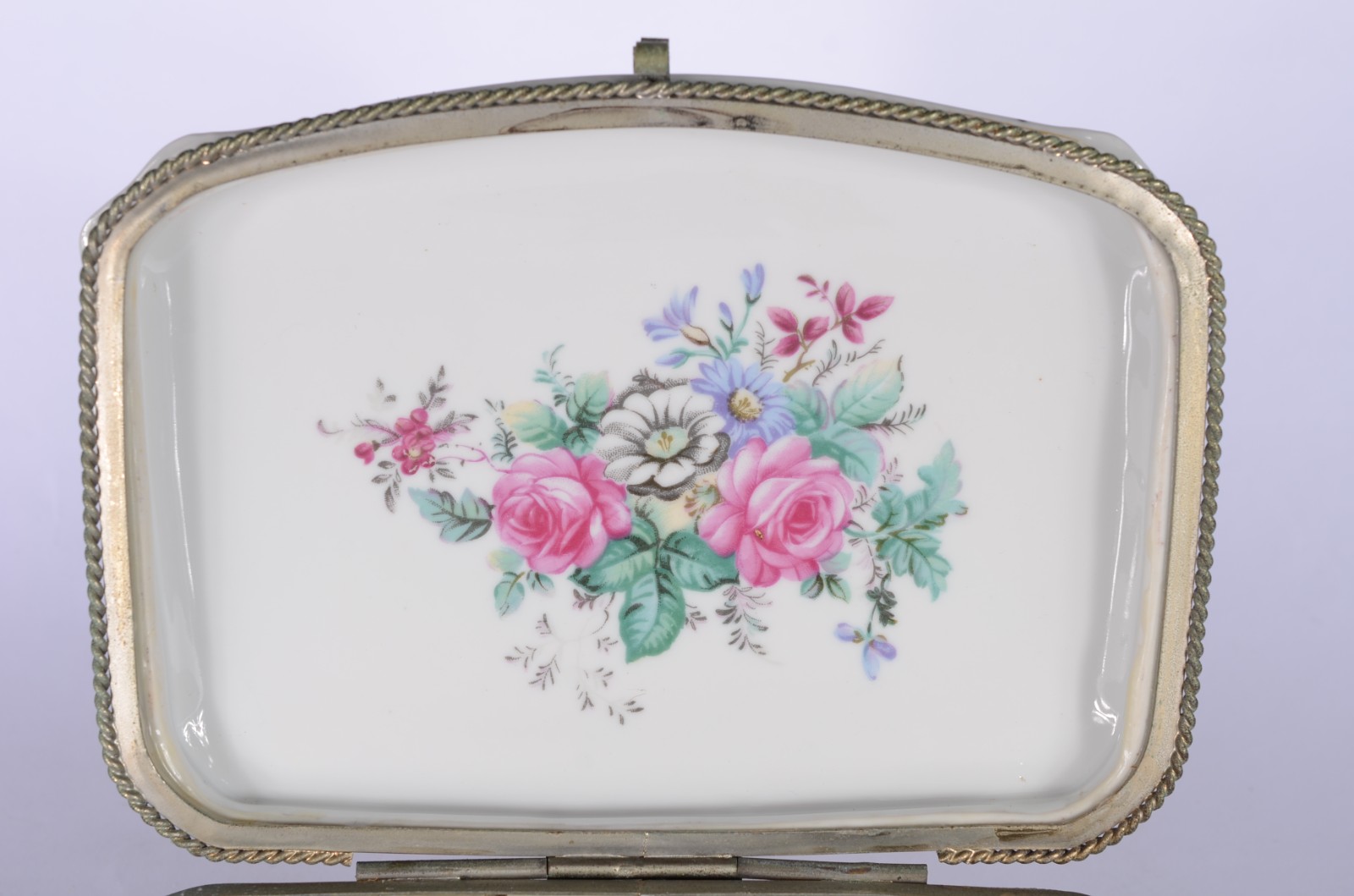 Caixa/porta jóias de porcelana japonesa, tampa decorada com cena... - foto 4 de 8