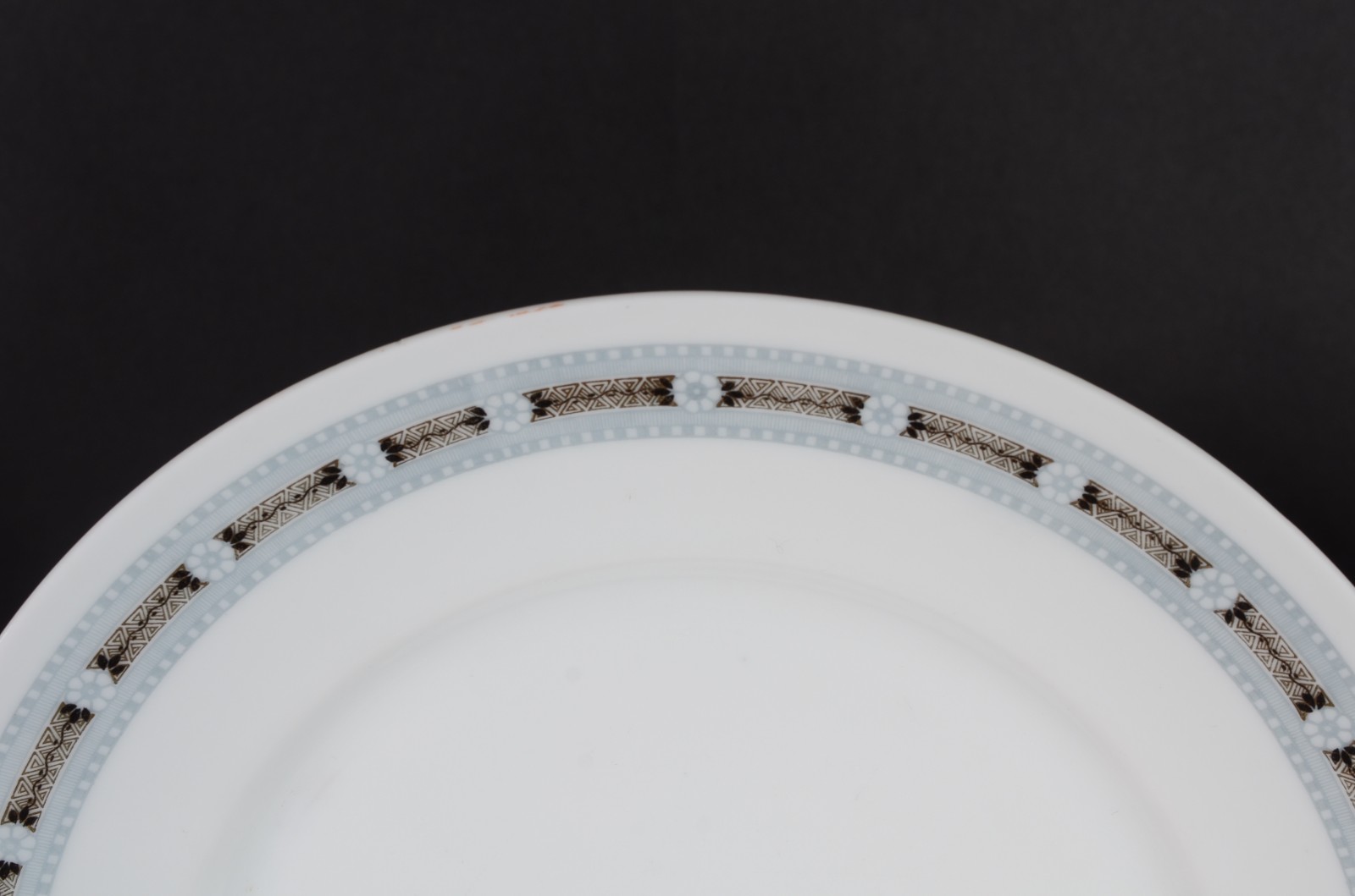 Aparelho de jantar de porcelana Bavaria, composto de: 28 pratos... - foto 2 de 11