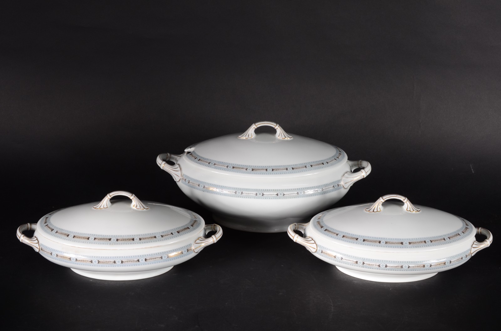 Aparelho de jantar de porcelana Bavaria, composto de: 28 pratos... - foto 3 de 11