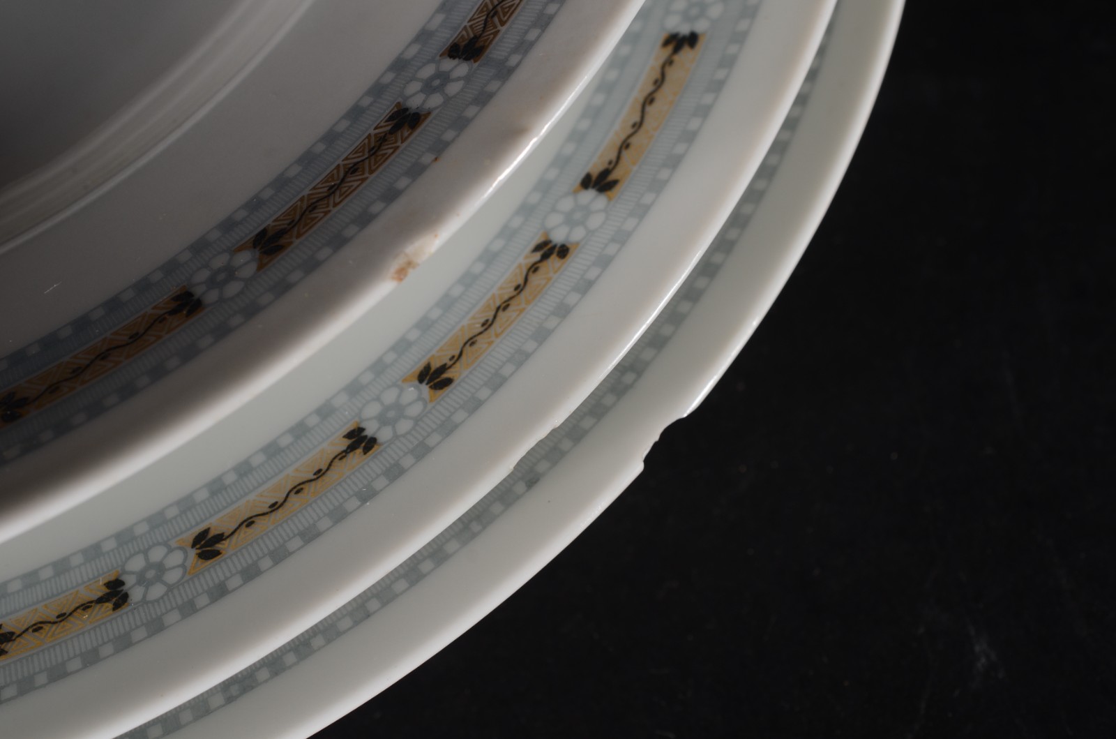 Aparelho de jantar de porcelana Bavaria, composto de: 28 pratos... - foto 6 de 11