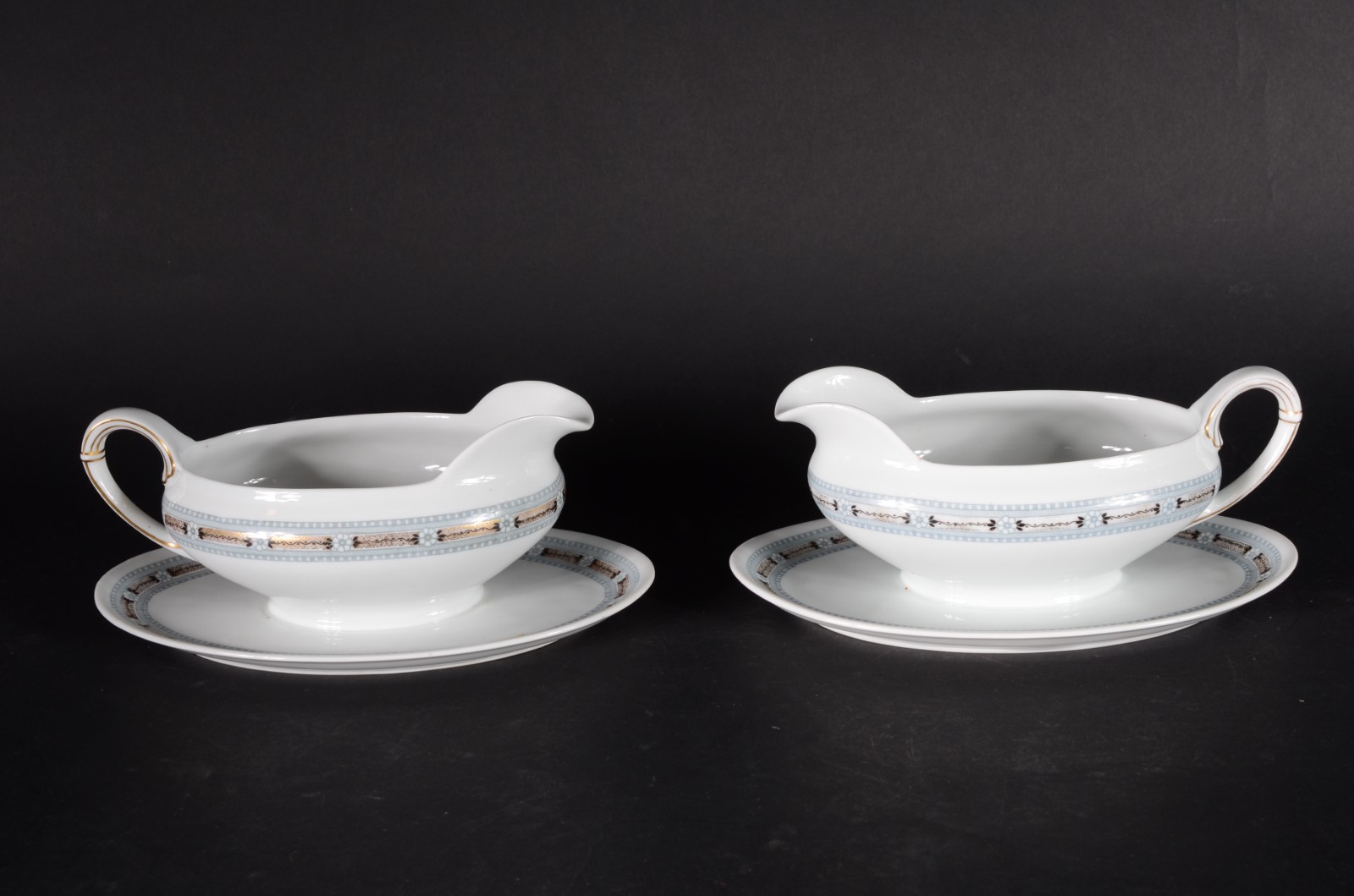 Aparelho de jantar de porcelana Bavaria, composto de: 28 pratos... - foto 9 de 11
