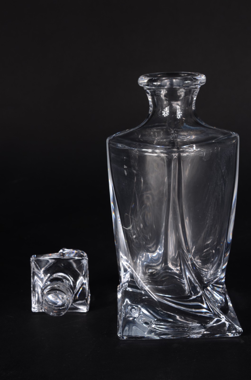 Três peças de cristal, sendo: 2 garrafas e uma jarra com alça... - foto 2 de 8