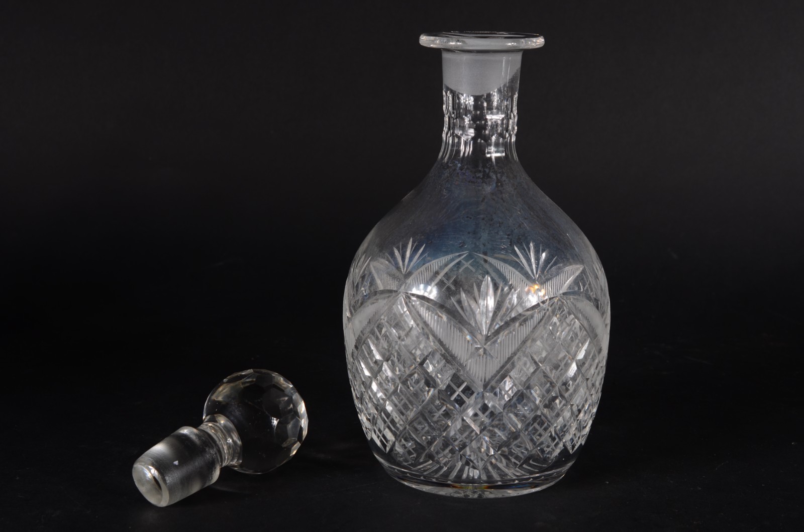 Três peças de cristal, sendo: 2 garrafas e uma jarra com alça... - foto 4 de 8
