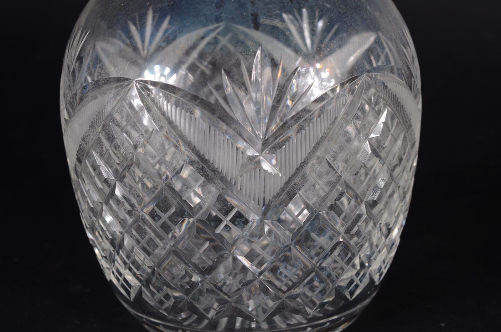 Três peças de cristal, sendo: 2 garrafas e uma jarra com alça... - foto 5 de 8