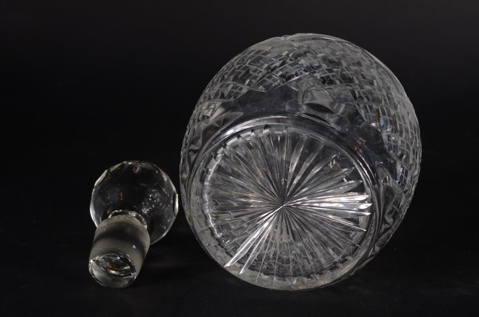 Três peças de cristal, sendo: 2 garrafas e uma jarra com alça... - foto 7 de 8